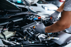 Réparation de courroie de distribution dans un garage